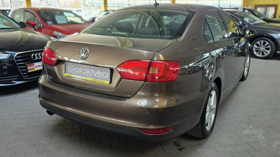 VOLKSWAGEN Jetta -