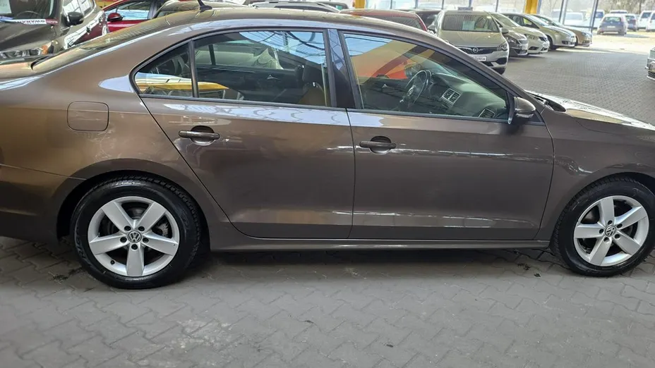 VOLKSWAGEN Jetta -