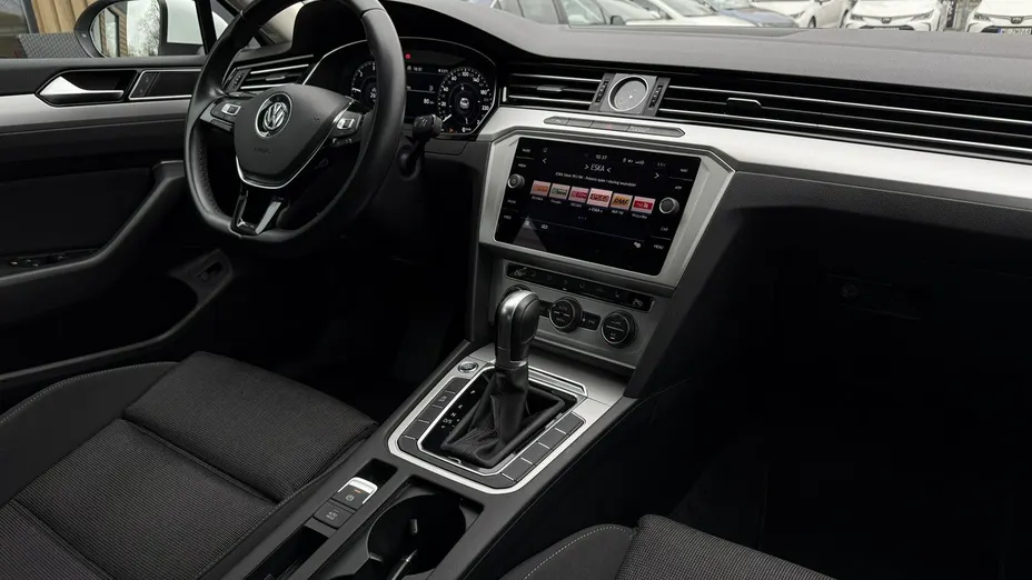 VOLKSWAGEN Passat -