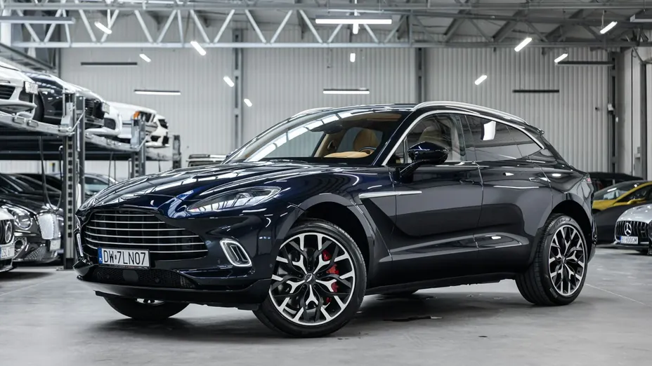 ASTON MARTIN DBX -