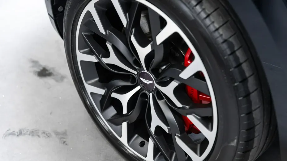 ASTON MARTIN DBX -