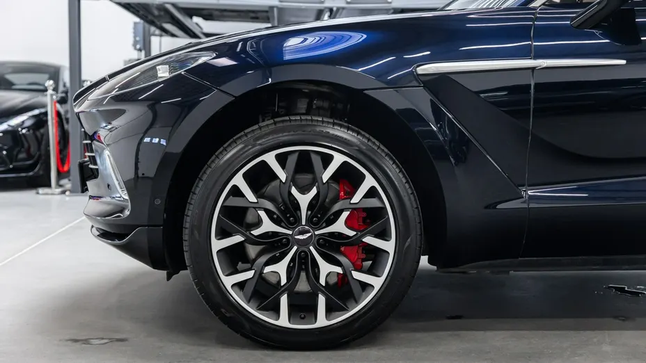 ASTON MARTIN DBX -