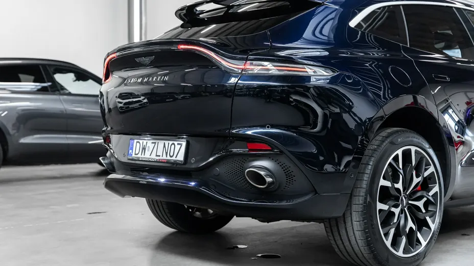 ASTON MARTIN DBX -