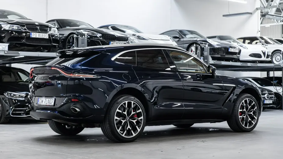 ASTON MARTIN DBX -