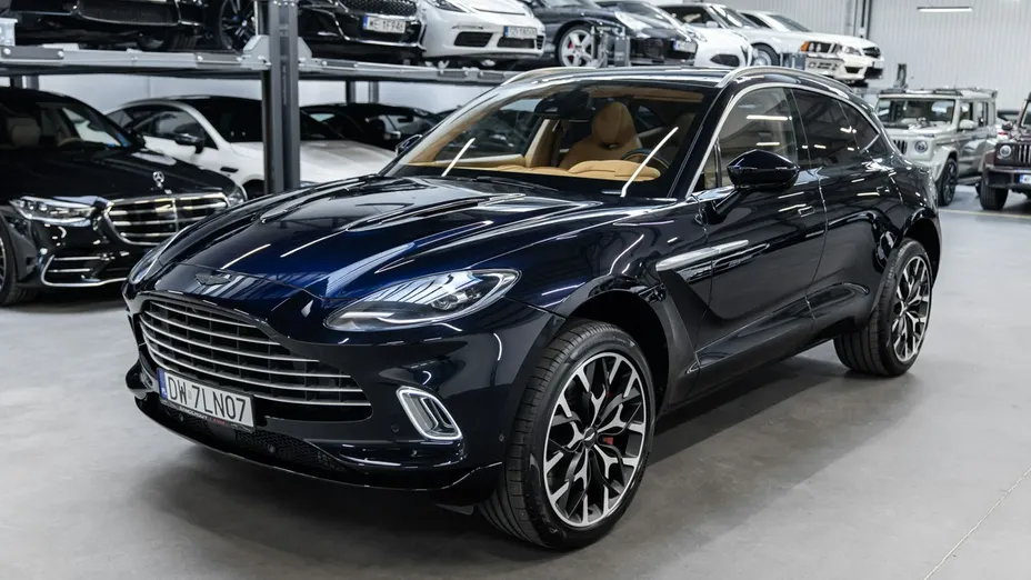 ASTON MARTIN DBX -