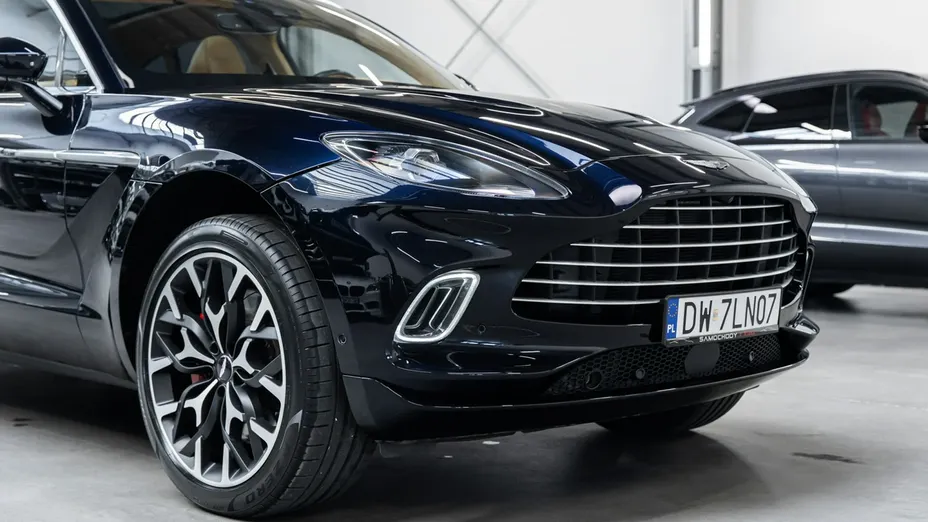 ASTON MARTIN DBX -