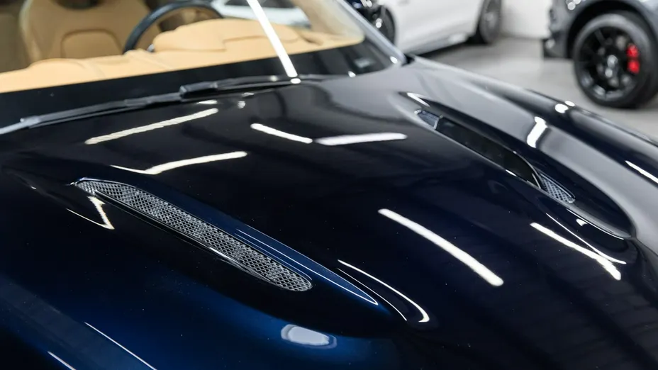 ASTON MARTIN DBX -