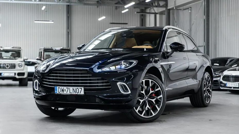 ASTON MARTIN DBX -