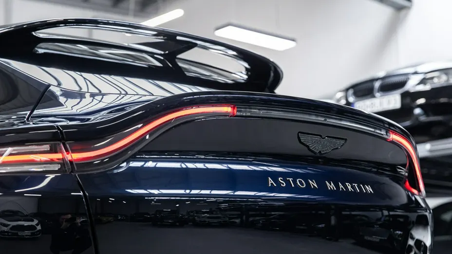 ASTON MARTIN DBX -