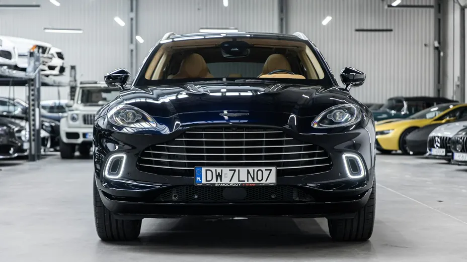 ASTON MARTIN DBX -