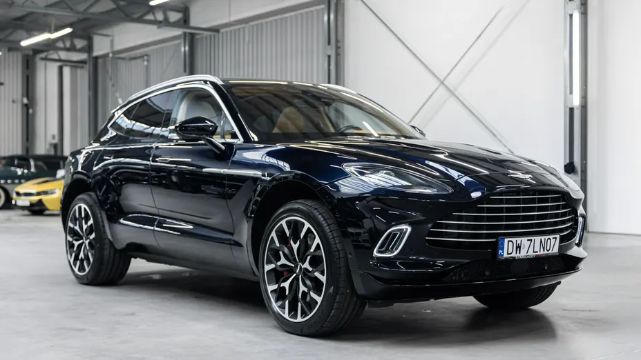 ASTON MARTIN DBX -