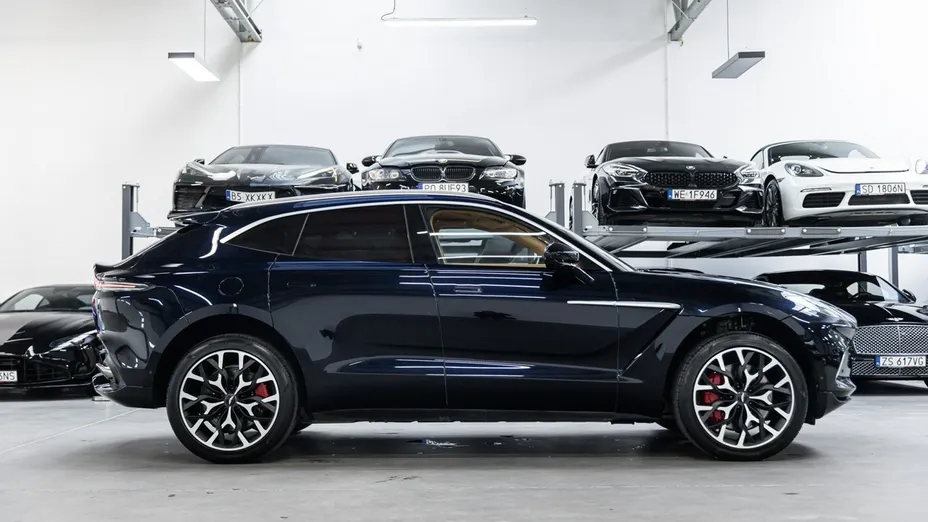 ASTON MARTIN DBX -