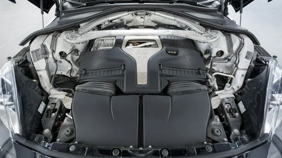 ASTON MARTIN DBX -