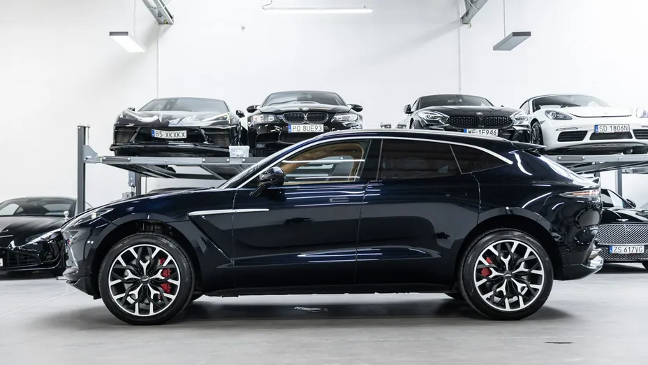 ASTON MARTIN DBX -