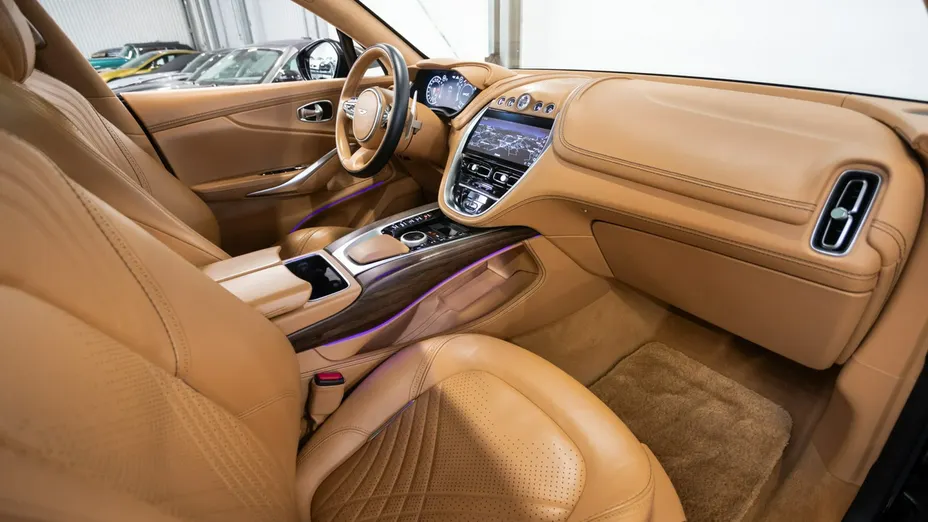 ASTON MARTIN DBX -