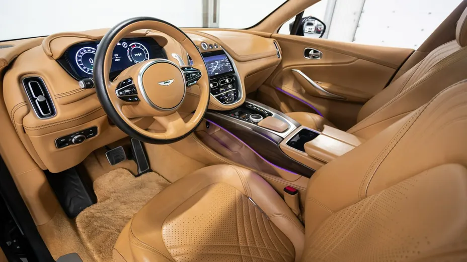 ASTON MARTIN DBX -