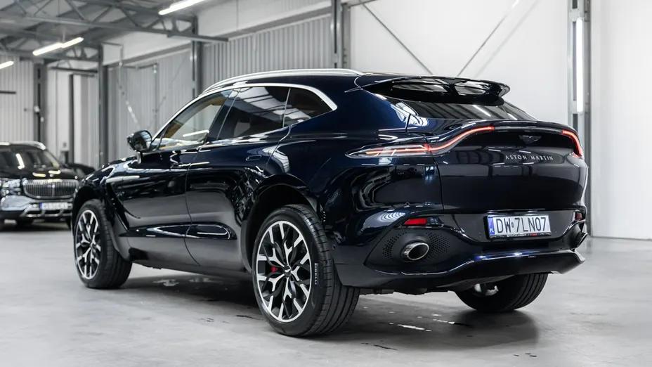 ASTON MARTIN DBX -