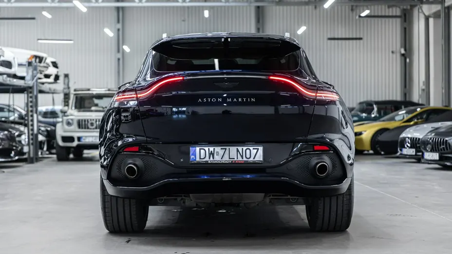 ASTON MARTIN DBX -