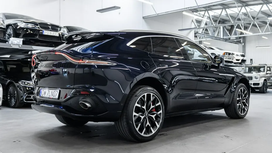 ASTON MARTIN DBX -
