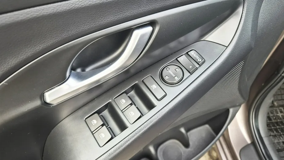 HYUNDAI i30 -
