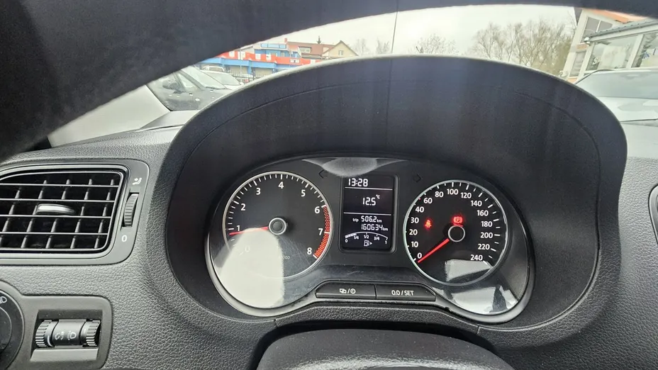 VOLKSWAGEN Polo -