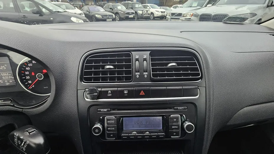 VOLKSWAGEN Polo -