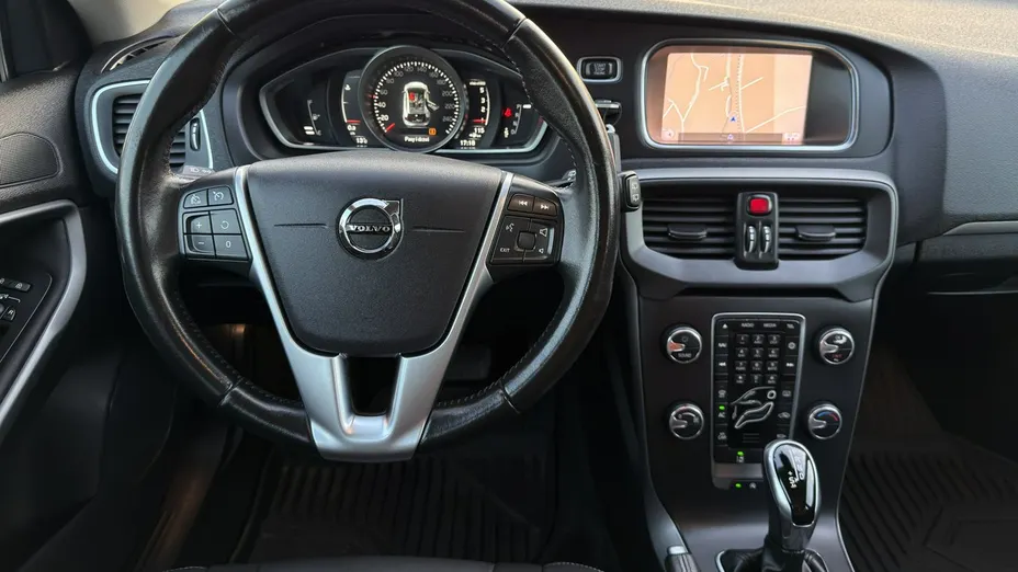 VOLVO V40 -