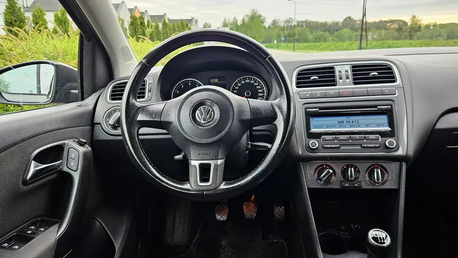 VOLKSWAGEN Polo -