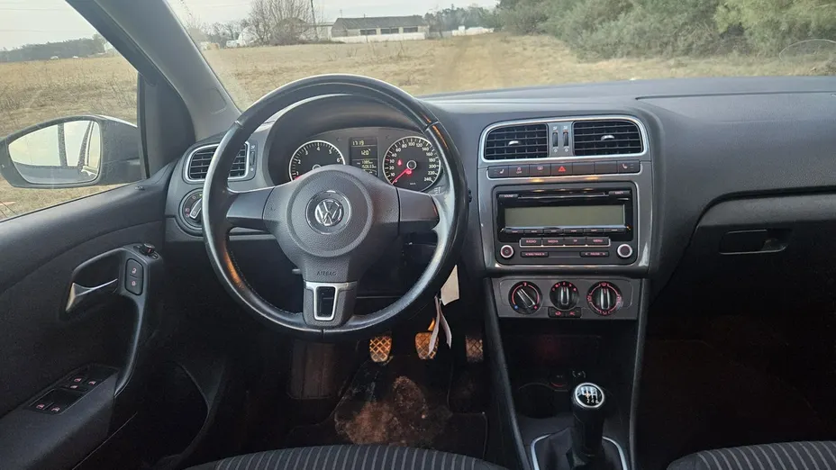VOLKSWAGEN Polo -