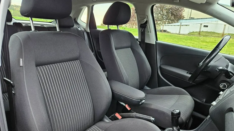 VOLKSWAGEN Polo -