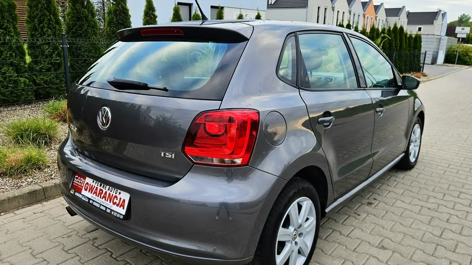 VOLKSWAGEN Polo -