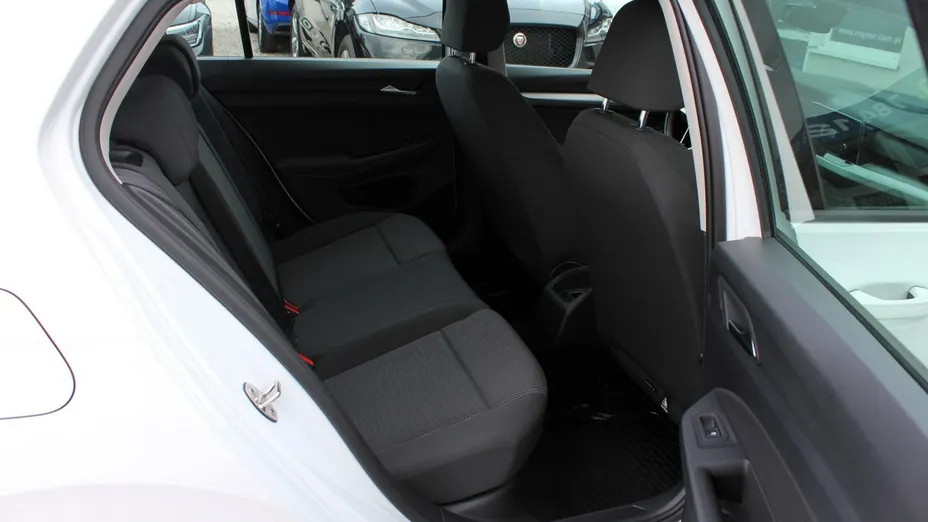 VOLKSWAGEN Golf -