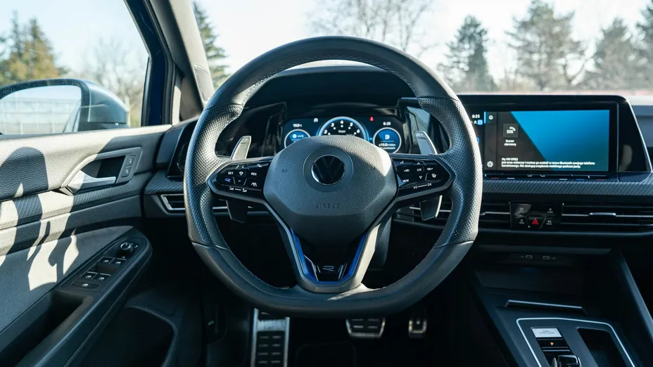 VOLKSWAGEN Golf -