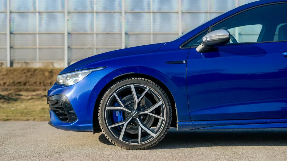 VOLKSWAGEN Golf -