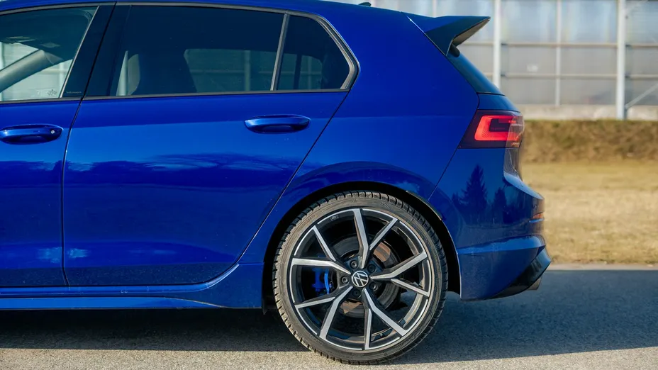 VOLKSWAGEN Golf -