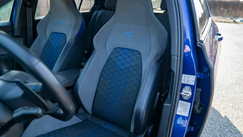 VOLKSWAGEN Golf -