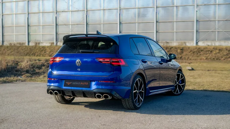 VOLKSWAGEN Golf -
