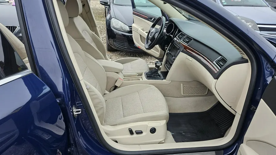 SKODA Superb -