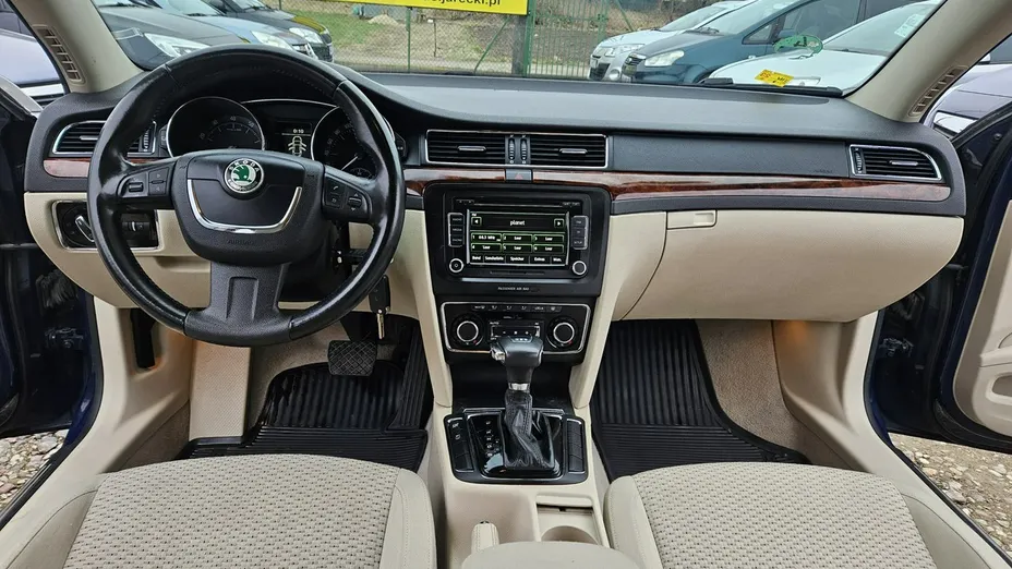 SKODA Superb -