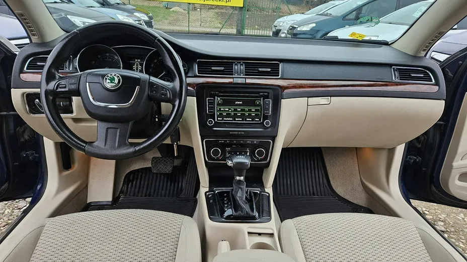 SKODA Superb -
