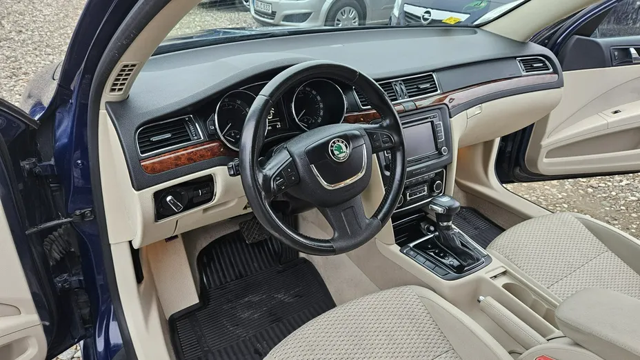 SKODA Superb -