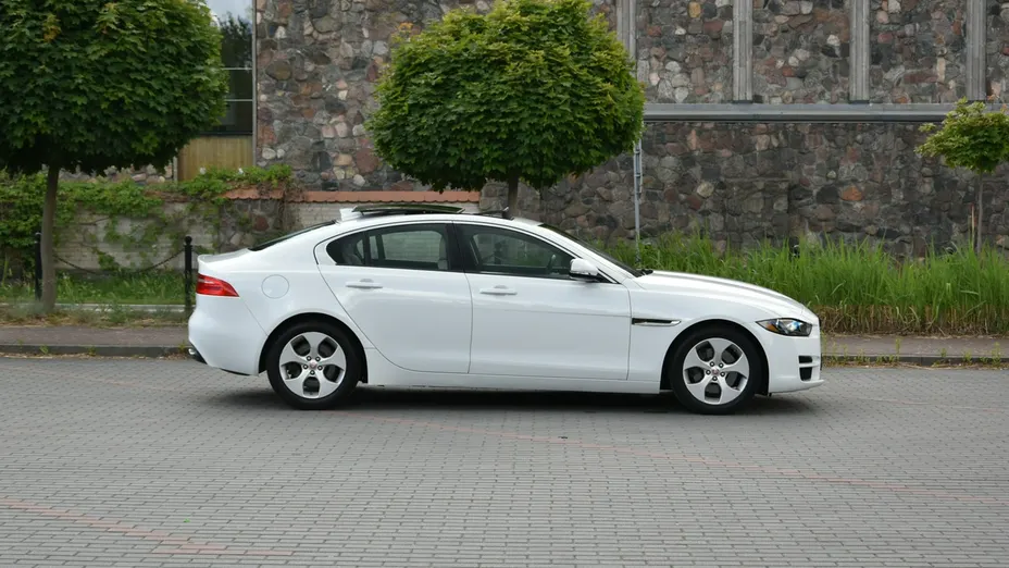 JAGUAR XE -