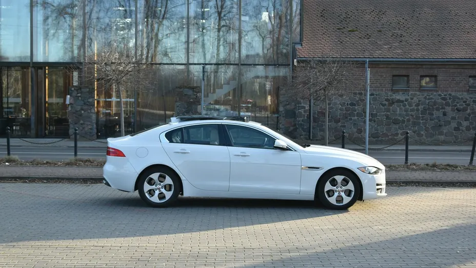 JAGUAR XE -