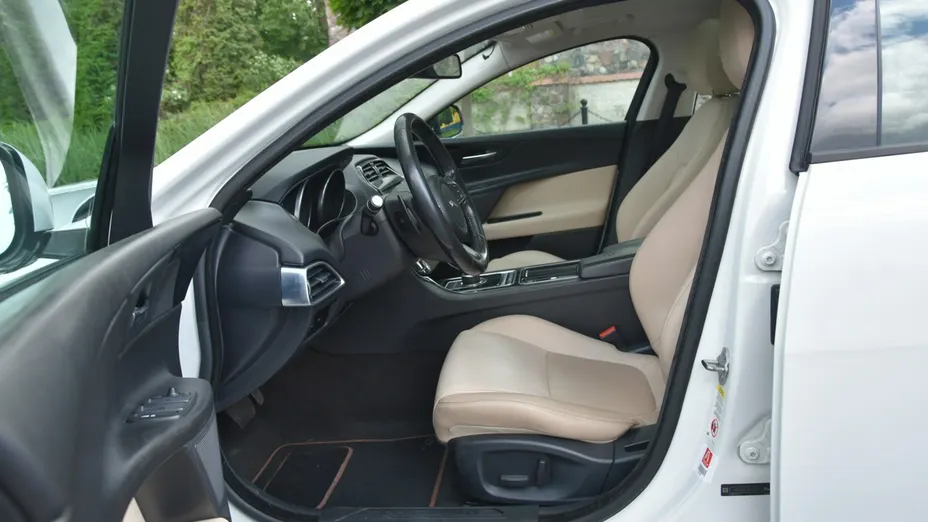 JAGUAR XE -