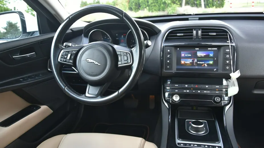 JAGUAR XE -