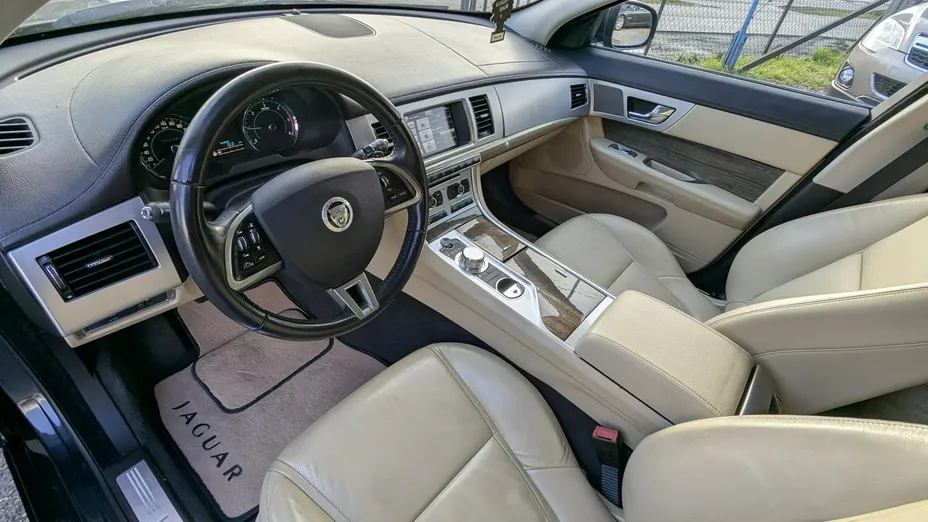 JAGUAR XF -
