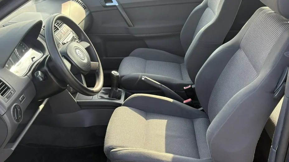 VOLKSWAGEN Polo -