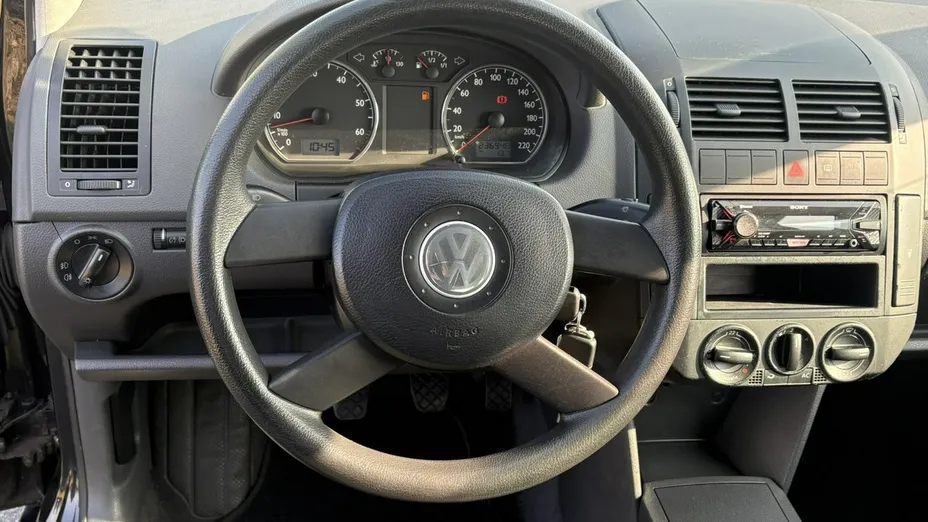 VOLKSWAGEN Polo -