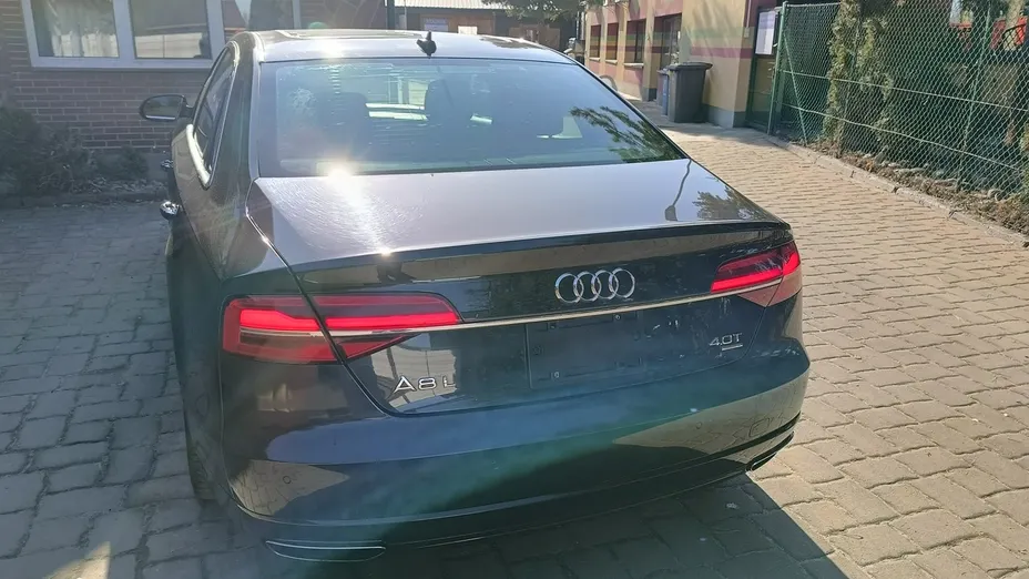 AUDI A8 -