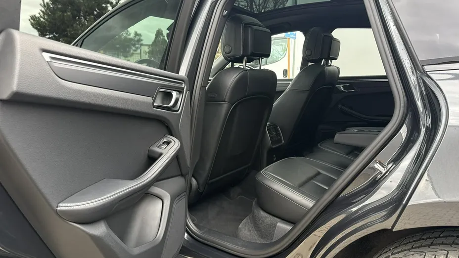 PORSCHE Macan -